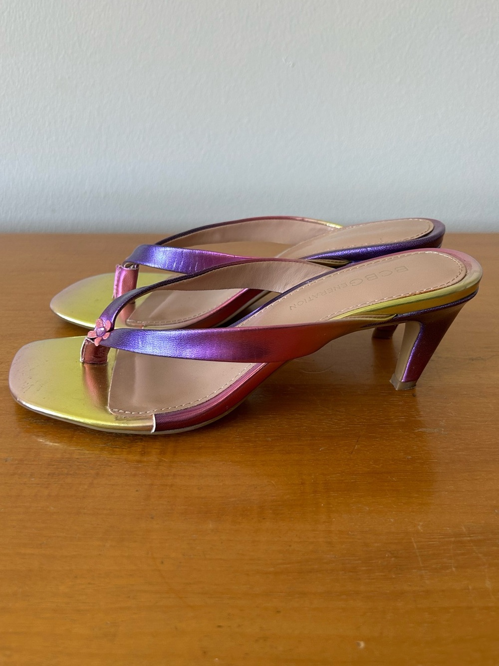 BCBG Generation Iridescent Kitten Heel Sandal Purple Gold Thong Slide Flower 6.5
